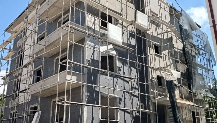 Konya’da inşaat iskelesinden düşen işçi yaralandı
