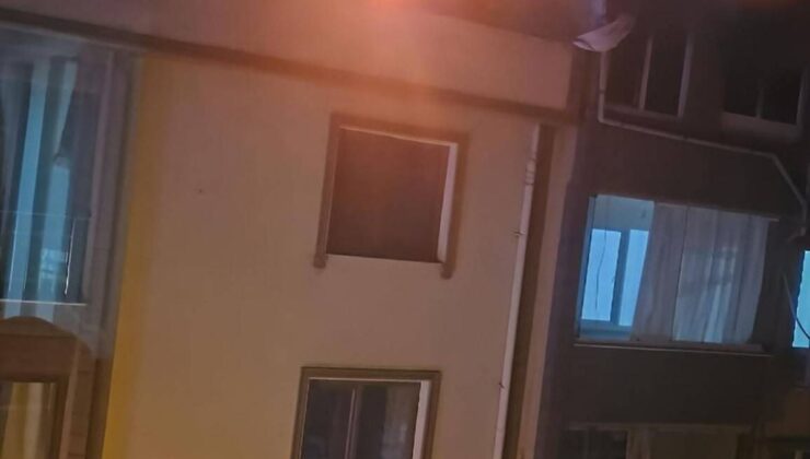 Küçükçekmece’de 5 katlı binanın çatısında yangın: 1 kişi duman etkilendi