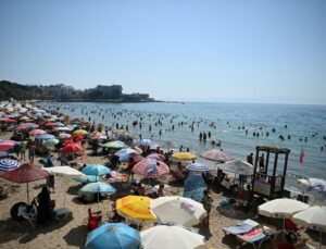 Kuşadası’nda Sıcaklık 37 Derece, Plajlar Doldu Taştı