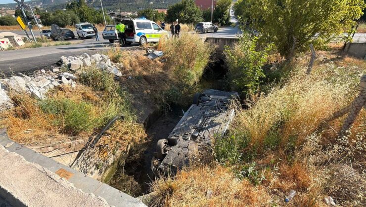 Kütahya’da Otomobil Su Kanalına Devrildi: 1 Yaralı