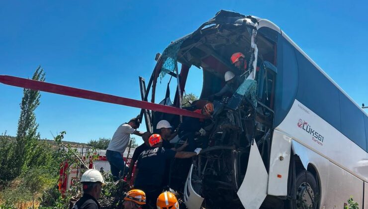 Lice’de yolcu otobüsü devrildi: 2 yaralı