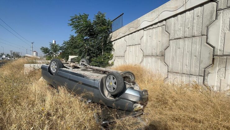 Niğde’de Üst Geçitten Düşen Otomobilde 2 Yaralı