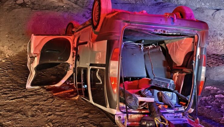 Niksar’da Hafif Ticari Araç Devrildi: 3 Yaralı