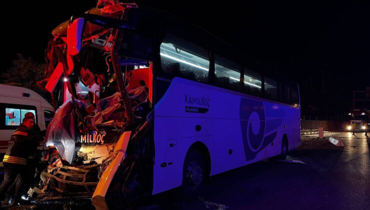 Nurdağı’nda Otobüs Tıra Çarptı: 2 Ölü, 17 Yaralı