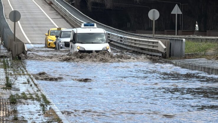 Samsun’da Sağanak Yağış Hayatı Olumsuz Etkiledi