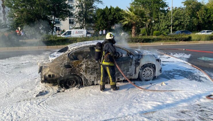 Serik’te Seyir Halindeki Otomobil Alev Aldı: 4 Yaralı