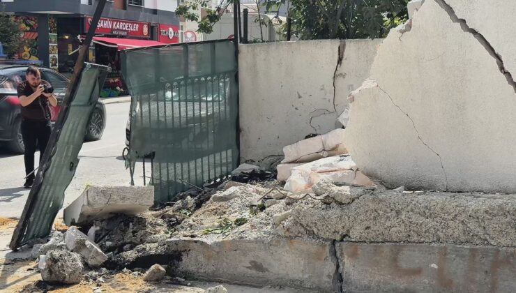 Servis Minibüsü Bahçe Duvarına Çarptı: Mahalleli Önlem İstedi