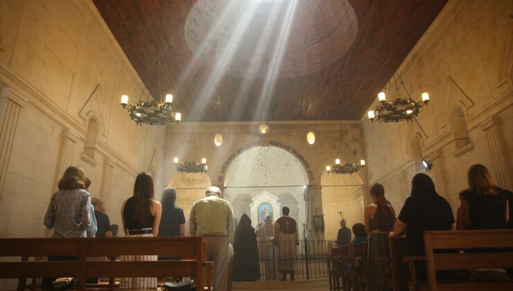 Tarihi Kilisede Restorasyon Öncesi Ayin
