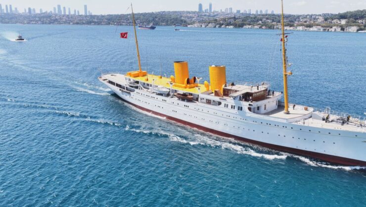 TCG Savarona İstanbul Boğazı’nda demirledi