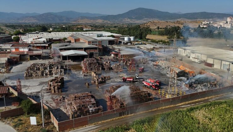 Tire’deki kağıt fabrikası yangını kontrol altında