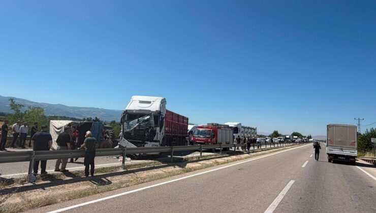 Tokat-Turhal Yolunda TIR-Traktör Kazası: 1 Yaralı