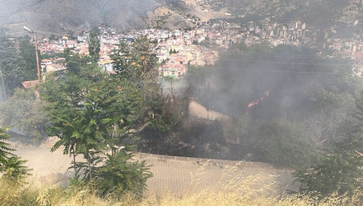 Tokat’ta Otluk Alanda Yangın: Metruk Bina Küle Döndü