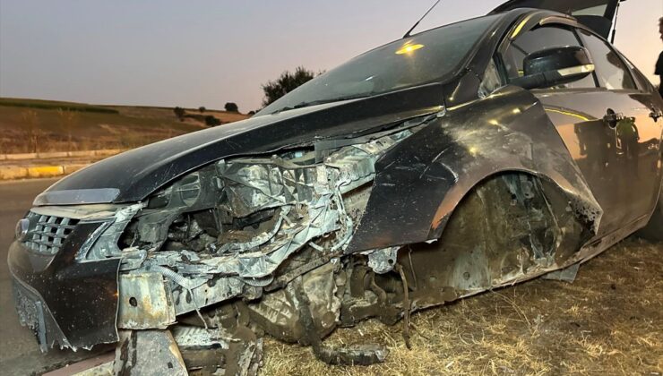 Uşak’ta refüje çarpan otomobilde 2 yaralı