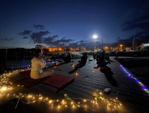Van Gölü’nde Dolunay Eşliğinde Yoga