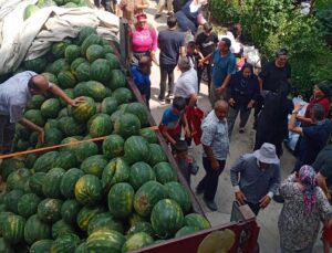 Zile’de Üreticiden 27 Ton Karpuz İkramı