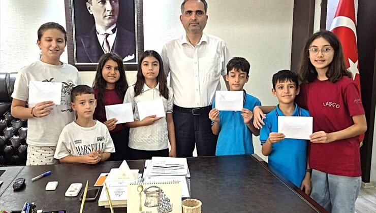 Adana’da çocuklar, yangından etkilenenler için topladıkları parayı kaymakama teslim etti