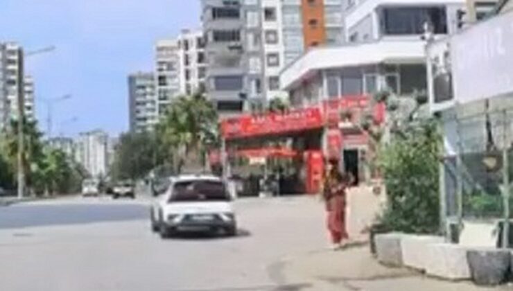Adana’da el freni çekilmeyen otomobil kaldırımdaki yayayı ezmeden başka araca çarptı