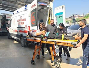 Adana’da motosiklet ile bisikletin çarpıştığı kazada 3 kişi yaralandı