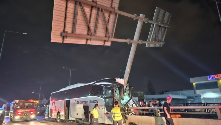 Adana’da yolcu otobüsü alt geçidin duvarına çarptı, 11 kişi yaralandı