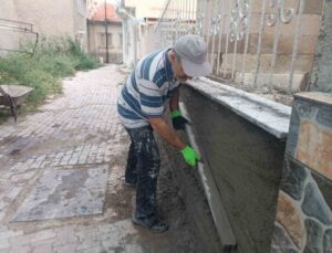 Afyonkarahisar Bolvadin’de cami imamı, Hacı Mahmut Camii’nin tadilatını kendi yaptı