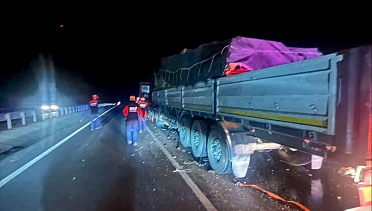 Afyonkarahisar’da iki tırın çarpıştığı kazada 1 kişi öldü, 1 kişi yaralandı