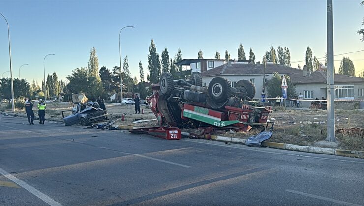 Afyonkarahisar’da otomobil ile arazözün çarpıştığı kazada 1 kişi öldü, 5 kişi yaralandı