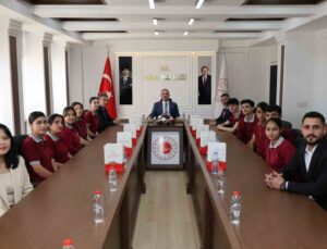Ağrı Valisi Bozkurt, Cumhuriyet Anadolu Lisesi öğrencilerini Valilikte ağırladı