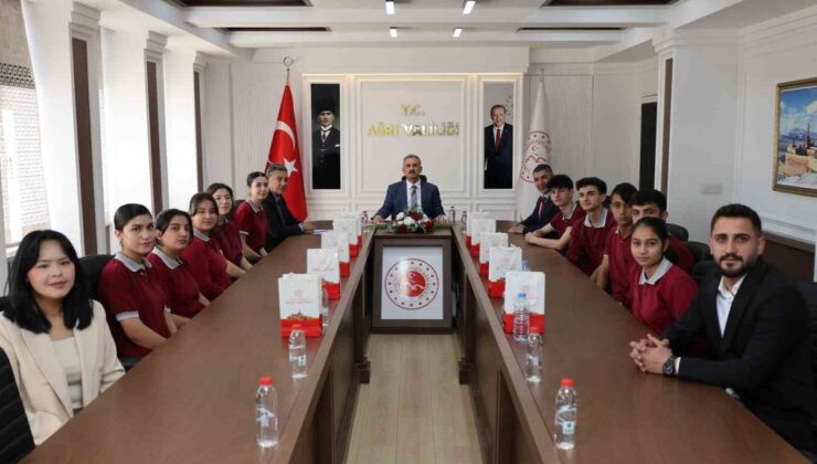 Ağrı Valisi Bozkurt, Cumhuriyet Anadolu Lisesi öğrencilerini Valilikte ağırladı