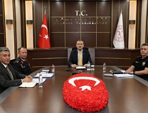 Ağrı Valisi Bozkurt, okul güvenliği toplantısında servis denetimlerini ele aldı