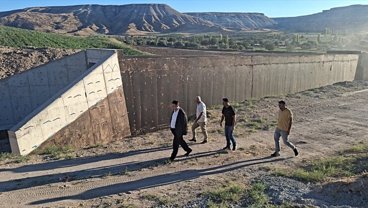 AK Parti Beypazarı İlçe Başkanı Halil Etili yol yapım çalışmasını inceledi