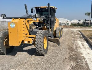 Akdeniz ilçesinde yıpranan yollarda yenileme çalışması yapıldı