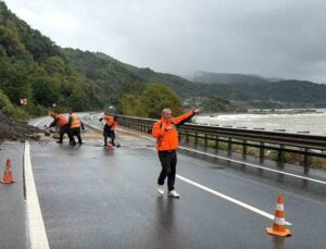 Alaplı’da yağış sonrası Akçakoca yolu heyelandan etkilendi, ulaşım kısa süreli aksadı