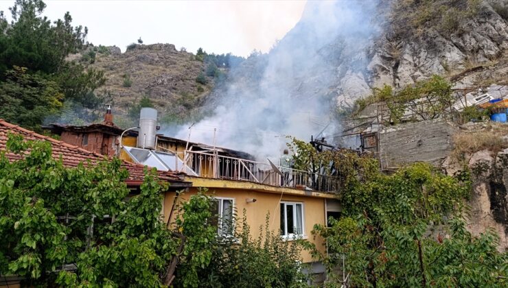 Amasya Kurşunlu Mahallesi’nde 2 katlı evde çıkan yangın itfaiye tarafından söndürüldü