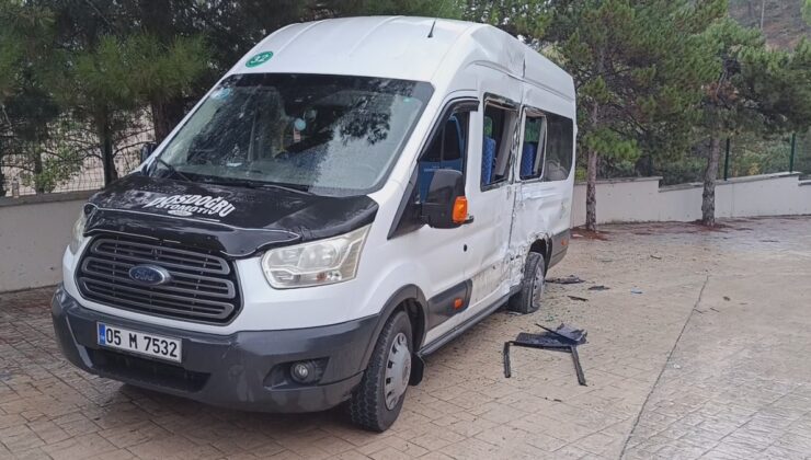 Amasya’da öğrenci servisi minibüsü halk otobüsüyle çarpıştı, 4 kişi yaralandı.