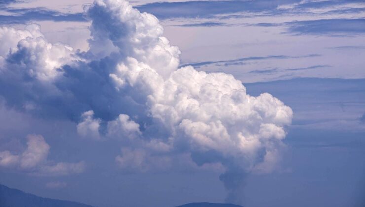 Anak Krakatau Külü Cakarta Havalimanı’nı Kapattı