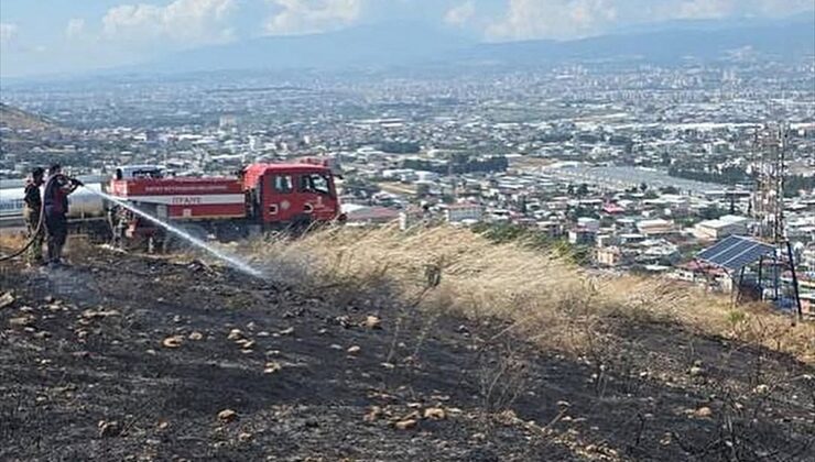 Antakya Narlıca’da otluk alanda çıkan yangın ekipler sayesinde büyümeden söndürüldü