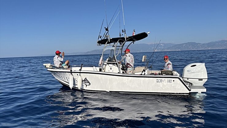 Antalya Kumluca’da 297 amatör balıkçı 99 tekneyle en büyük balık için yarışa başladı