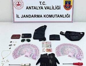 Antalya’da cezaevinin otoparkındaki araçtan hırsızlık yapan 2 şüpheli tutuklandı