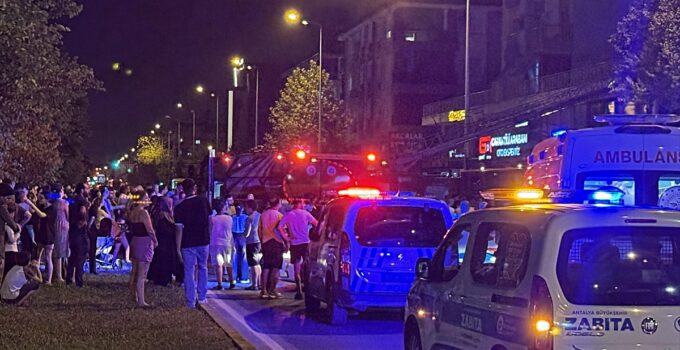 Antalya’da oto galeri dükkanında başlayıp apartmana sıçrayan yangın söndürüldü