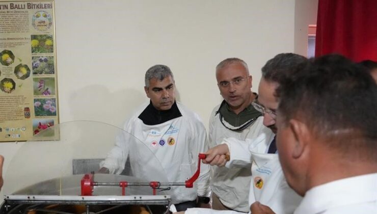 Ardahan İl Tarım ekipleri üreticilere arıcılık, hayvancılık ve ÇKS anlattı