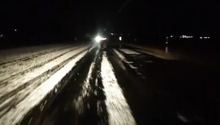 Ardahan-Kars karayolu dolu yağışıyla beyaza büründü, trafik zaman zaman yavaşladı
