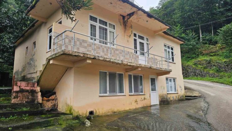 Artvin Kemalpaşa’da evinin altından 8 aydır su çıkan Yılmaz kardeşler 9 delik açtılar