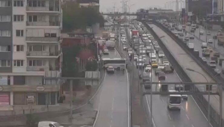 Avcılar’da servis midibüsü kaza yaptı