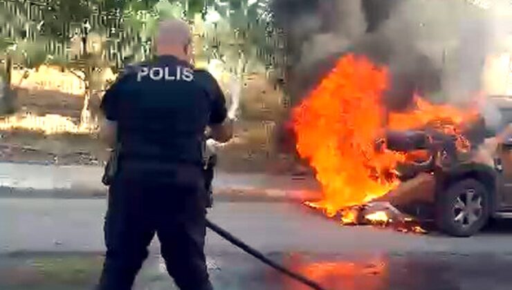 Avcılar’da yanan otomobil, yunus polisinin tüp ve su tankeri müdahalesiyle söndürüldü