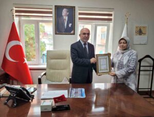 Ayşegül Kurt, emekli ikramiyesinin tamamını müftülük binası için TDV’ye bağışladı