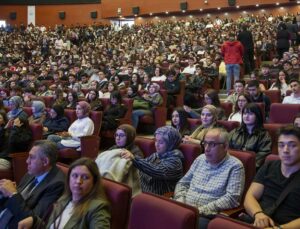 BAİBÜ’de Rektör Yiğit, ilk derste ceket ve kravatını çıkardı