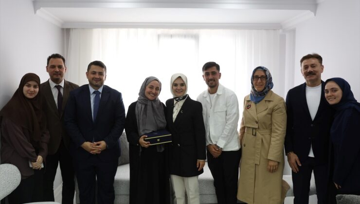 Bakan Göktaş, evlilik kredisinden yararlanan yeni evli çiftin ilk misafiri oldu