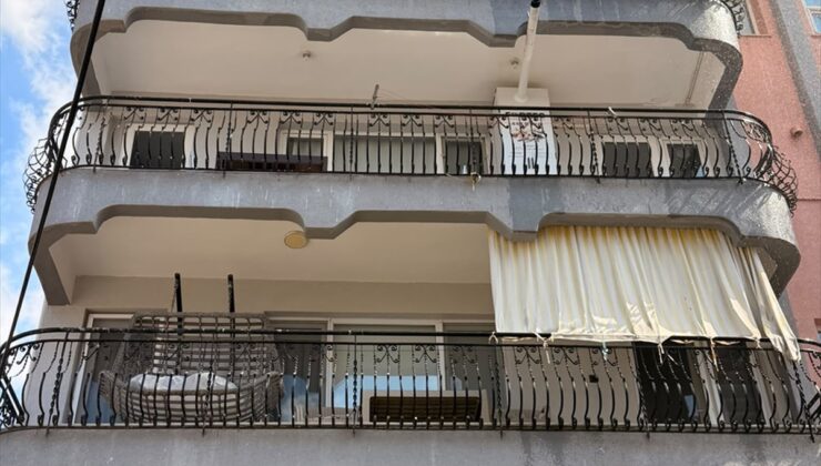 Balıkesir Ayvalık’ta apartmanın en üst katındaki dairede çıkan yangın söndürüldü