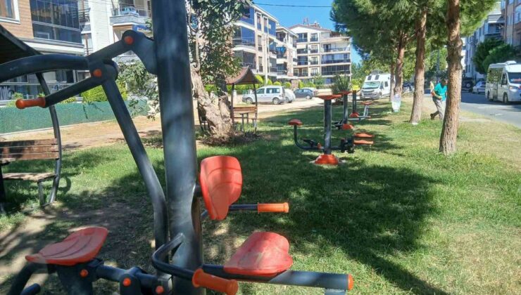 Balıkesir Edremit’te spor aletleri montajı başladı, park alanı hazırlığı sürüyor
