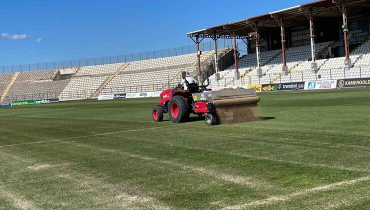 Bandırma 17 Eylül Stadı’nın çimine milli maç arasında ekim ve kumlama yapıldı